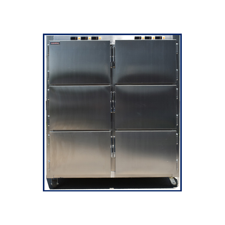 Al almacenar cadáveres en las morgues de los hospitales, ¿qué temperatura debe mantener el sistema de refrigeración para garantizar tanto la conservación como la eficiencia energética?